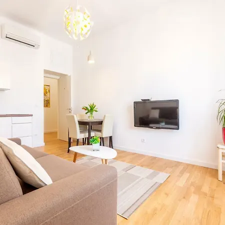 I Apartment *