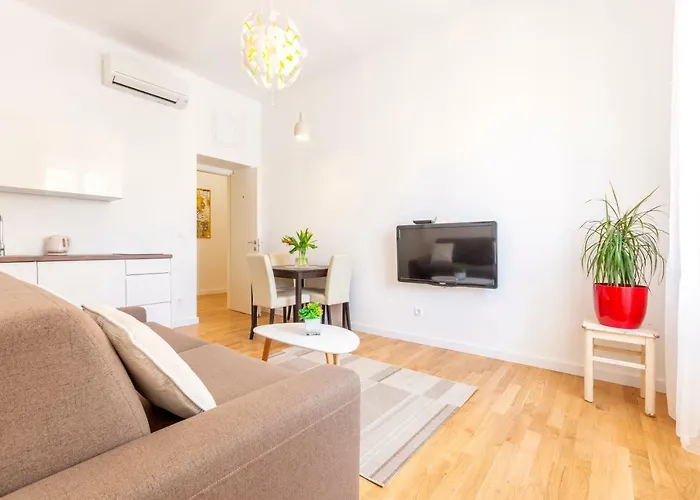 I Apartment *